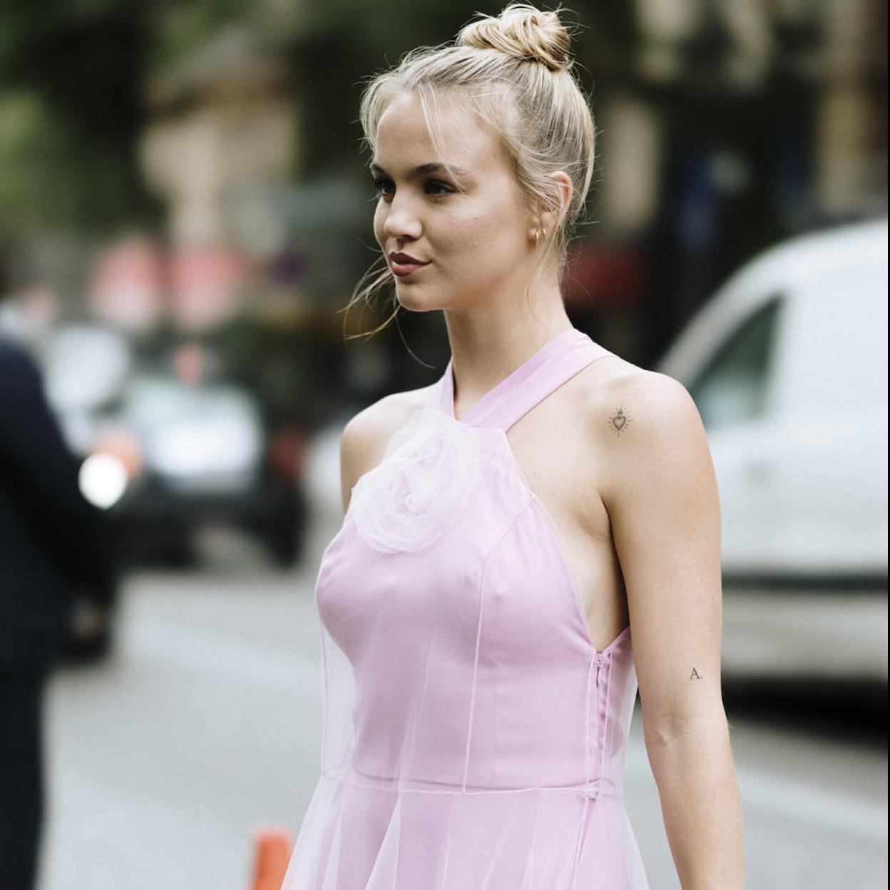 Influencer con vestido romántico y femenino