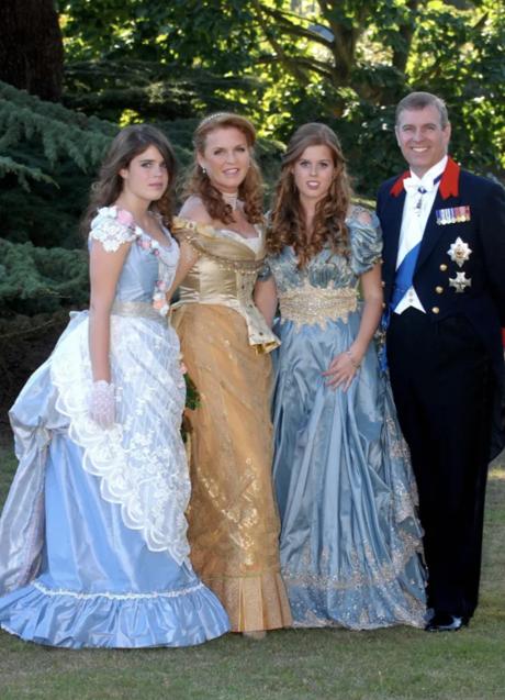 Imagen - Los duques de York y sus hijas se disfrazaron de aristócratas de la era victoriana para celebrar un gran baile de máscaras en Windsor, celebración de la mayoría de edad de su primogénita. (FOTO: D.R.)