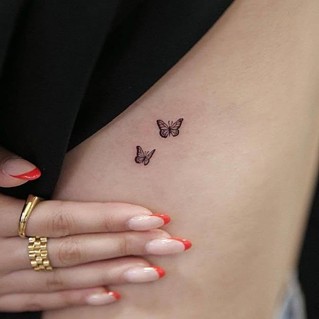 Tatuaje de mariposas en el pecho para mujer