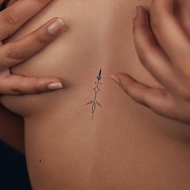 Tatuaje en el pecho para mujer de líneas