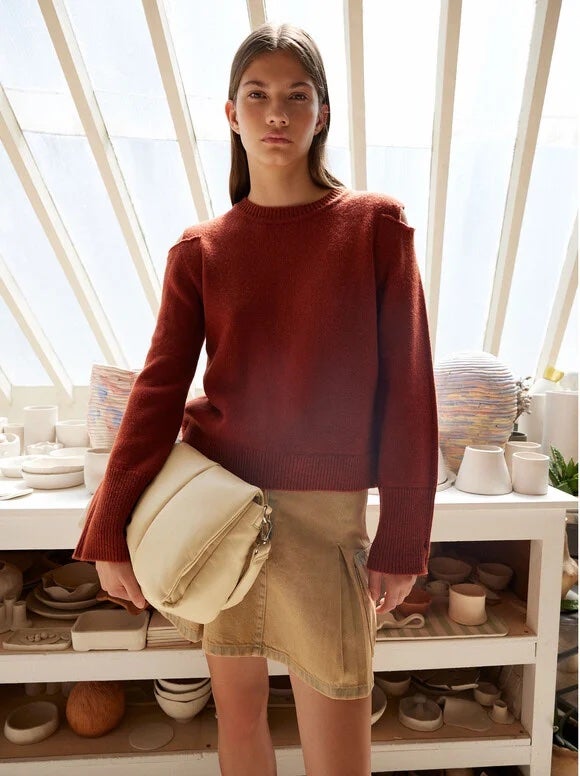 Vestidos midi, bolsos acolchados, zapatos destalonados, y muchas otras prendas y accesorios que debes que tener en cuenta. 