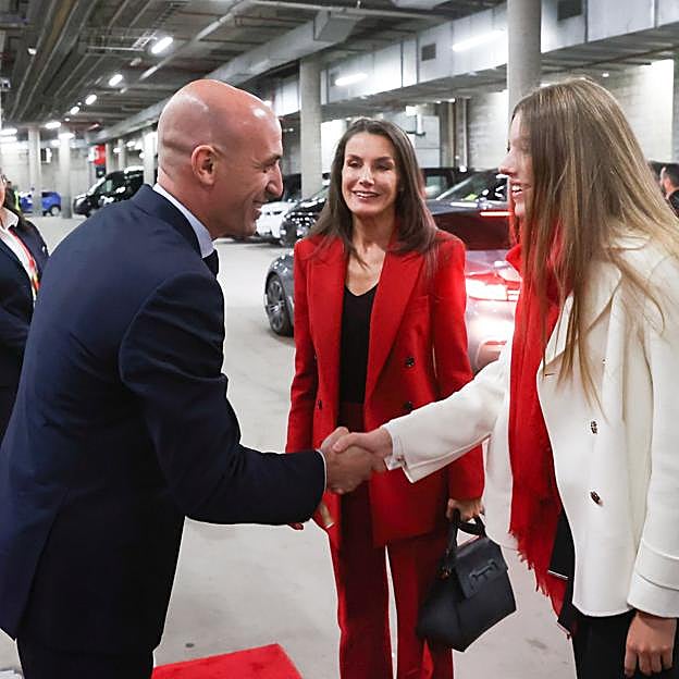 Letizia y Sofía saludan a Luis Rubiales, Presidente de Real Federación Española de Fútbol.