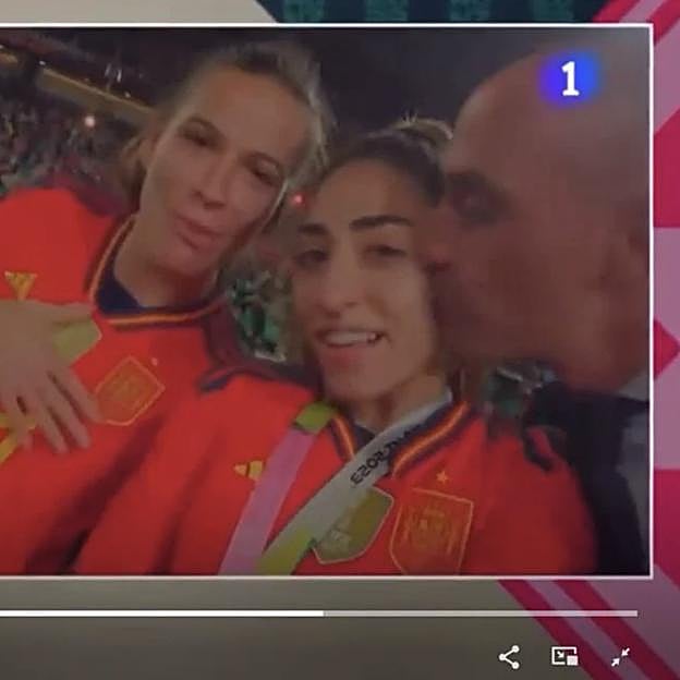 El momento en el que Luis Rubiales, ante las cámaras que retransmiten a todo el mundo, le planta un beso en la mejilla a Olga Carmona, sin su consentimiento. 