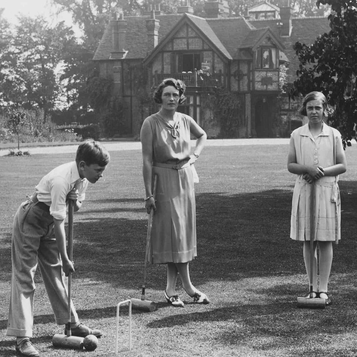 Nadejda Mountbatten con sus hijos. 