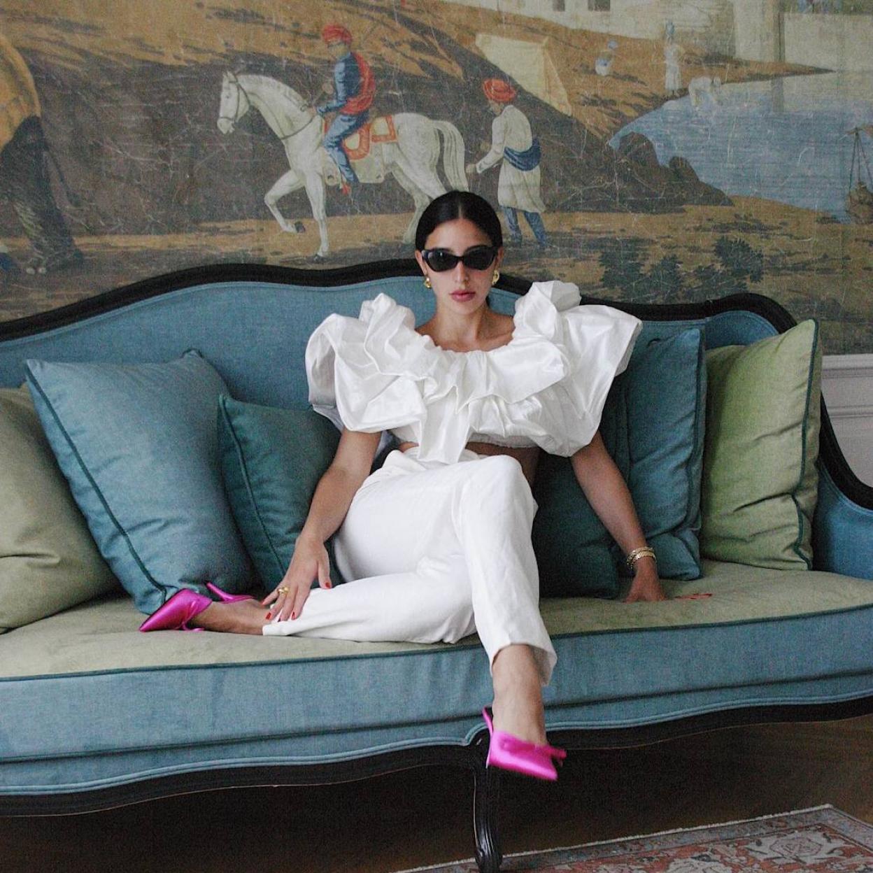 La influencer lleva un look lujoso con blusa sofisticada