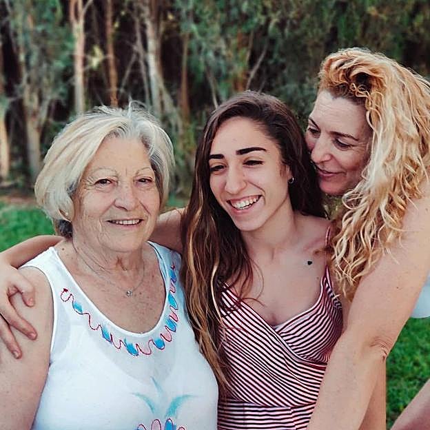 Olga, junto a su madre y su abuela, a las que está muy unida. 