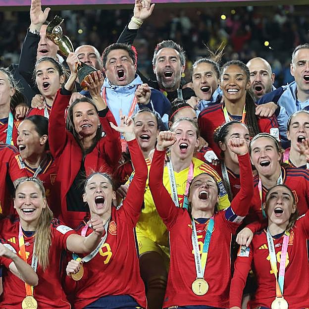 La reina Letizia junto a la selección femenina de fútbol. Olga Carmona aparece celebrando el título en la parte inferior derecha. 