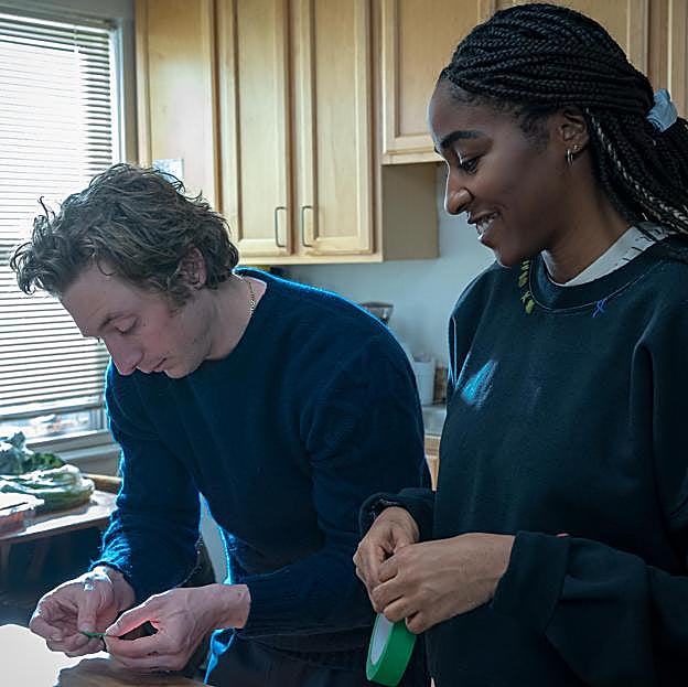 Jeremy Allen White como Carmy y Ayo Ebebiri en el papel de Sydney, en una imagen de la segunda temporada de The Bear.