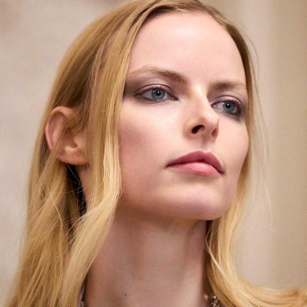 Una mujer con los labios en color rosado.