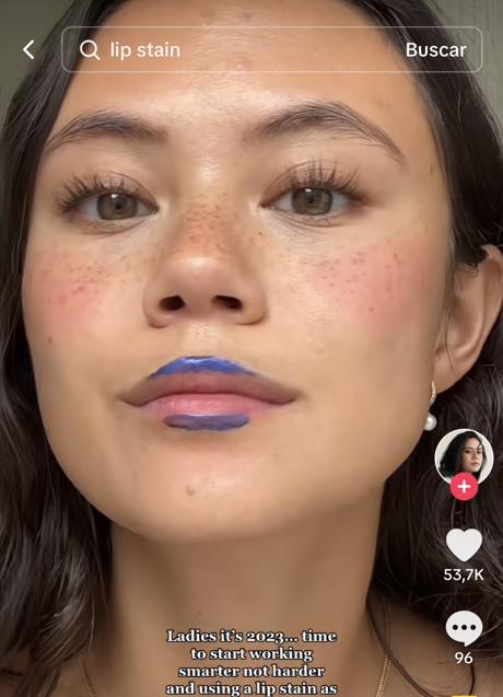 Imagen - Una tiktoker aplicándose el tinte de labios. Foto: @racheldibease