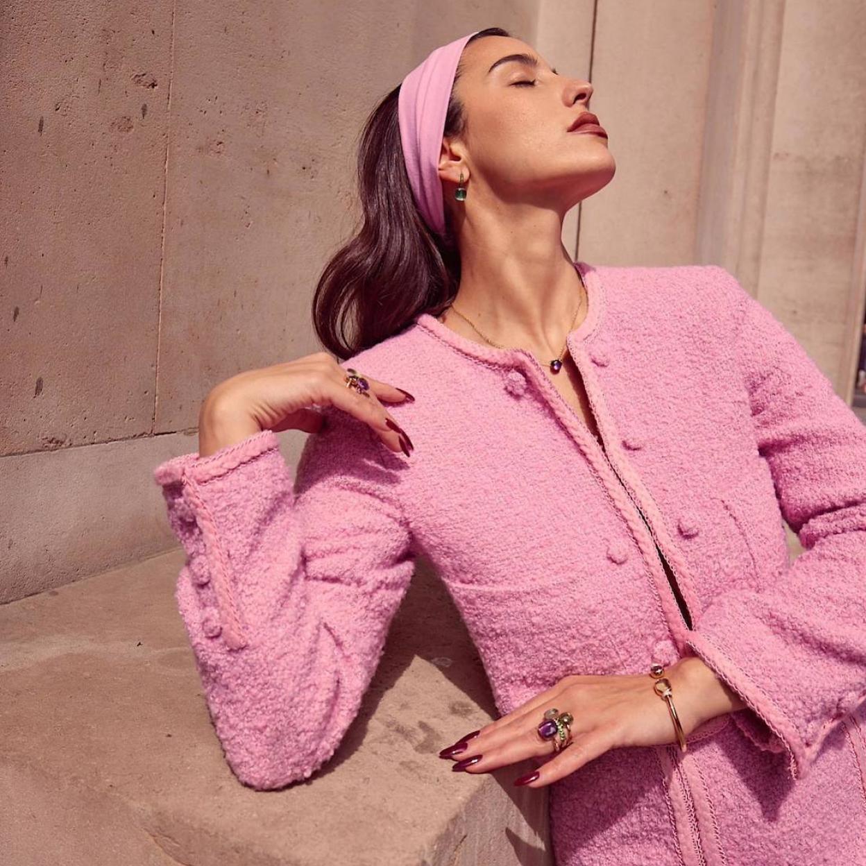 La influencer lleva una chaqueta de tweed