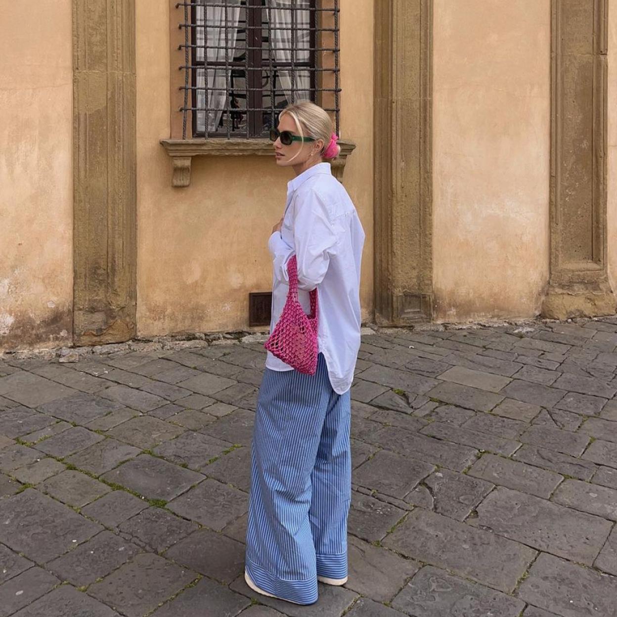 Una mujer con pantalones de rayas.