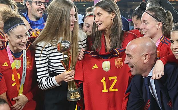 La infanta Sofía y la reina Letizia celebraron el éxito de la selección española en el Mundial de Sídney junto a las jugadoras y a Luis Rubiales. 