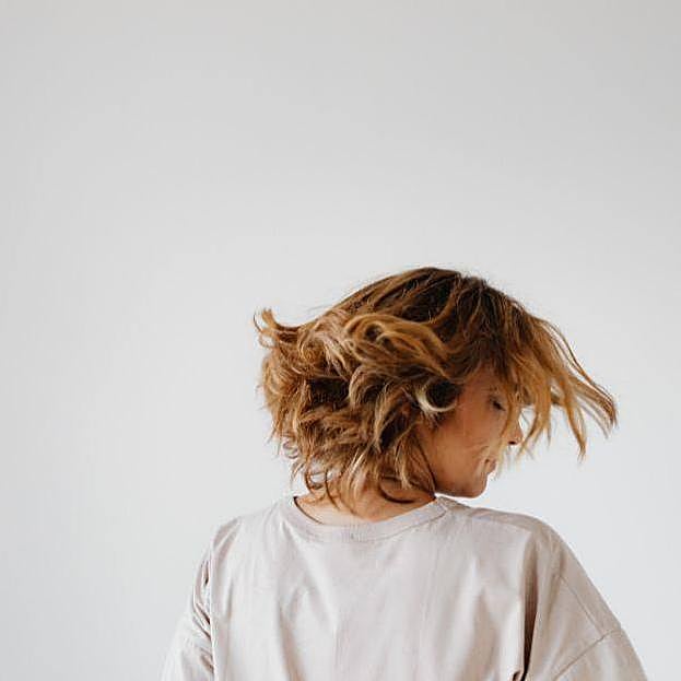 Mujer agitando el pelo