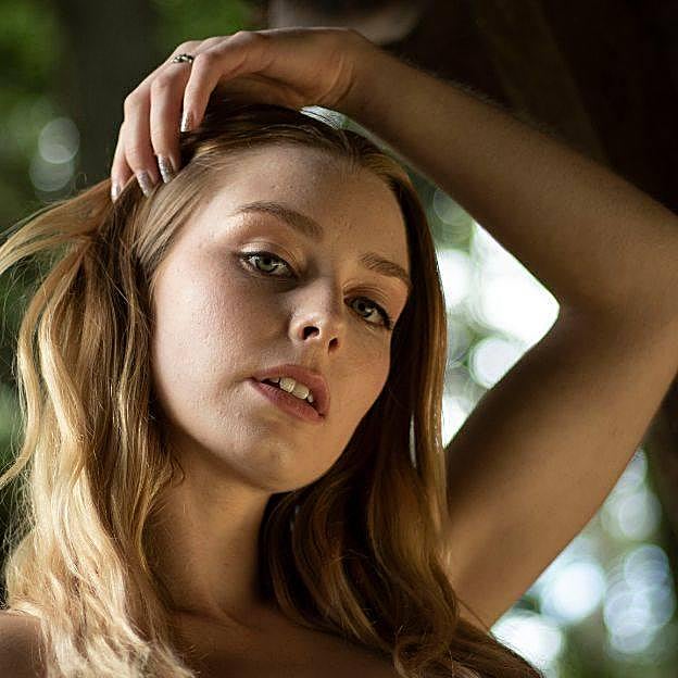 Mujer tocando el cuero cabelludo