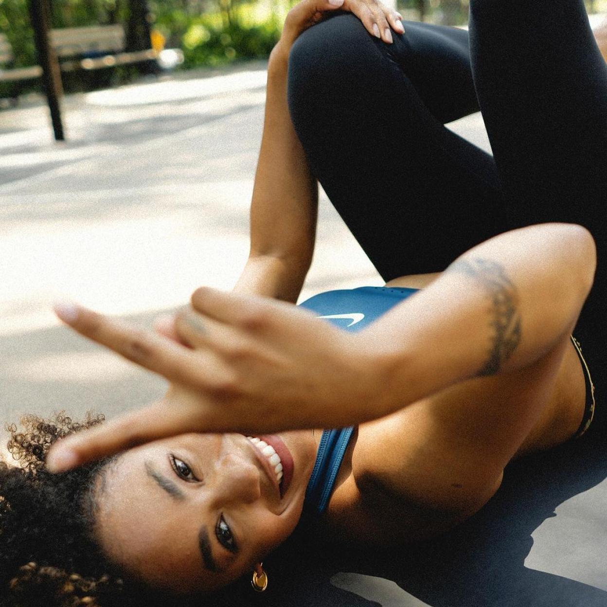 Mujer descansando después de hacer deporte. 