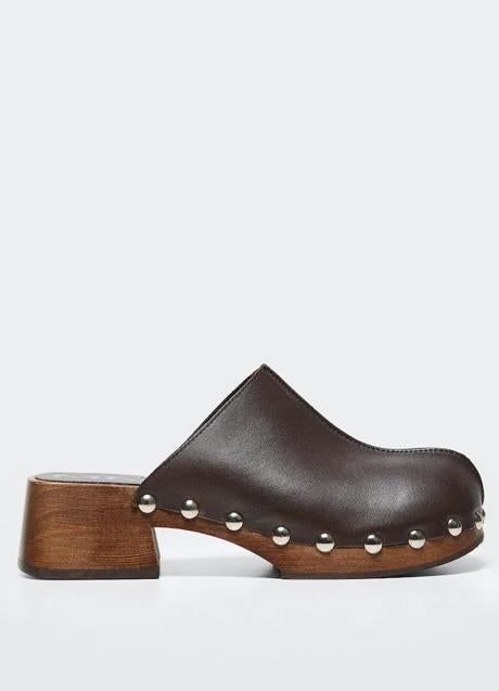 Imagen - Zuecos con tacón en marrón chocolate de Mango Outlet. Foto: Mango Outlet.