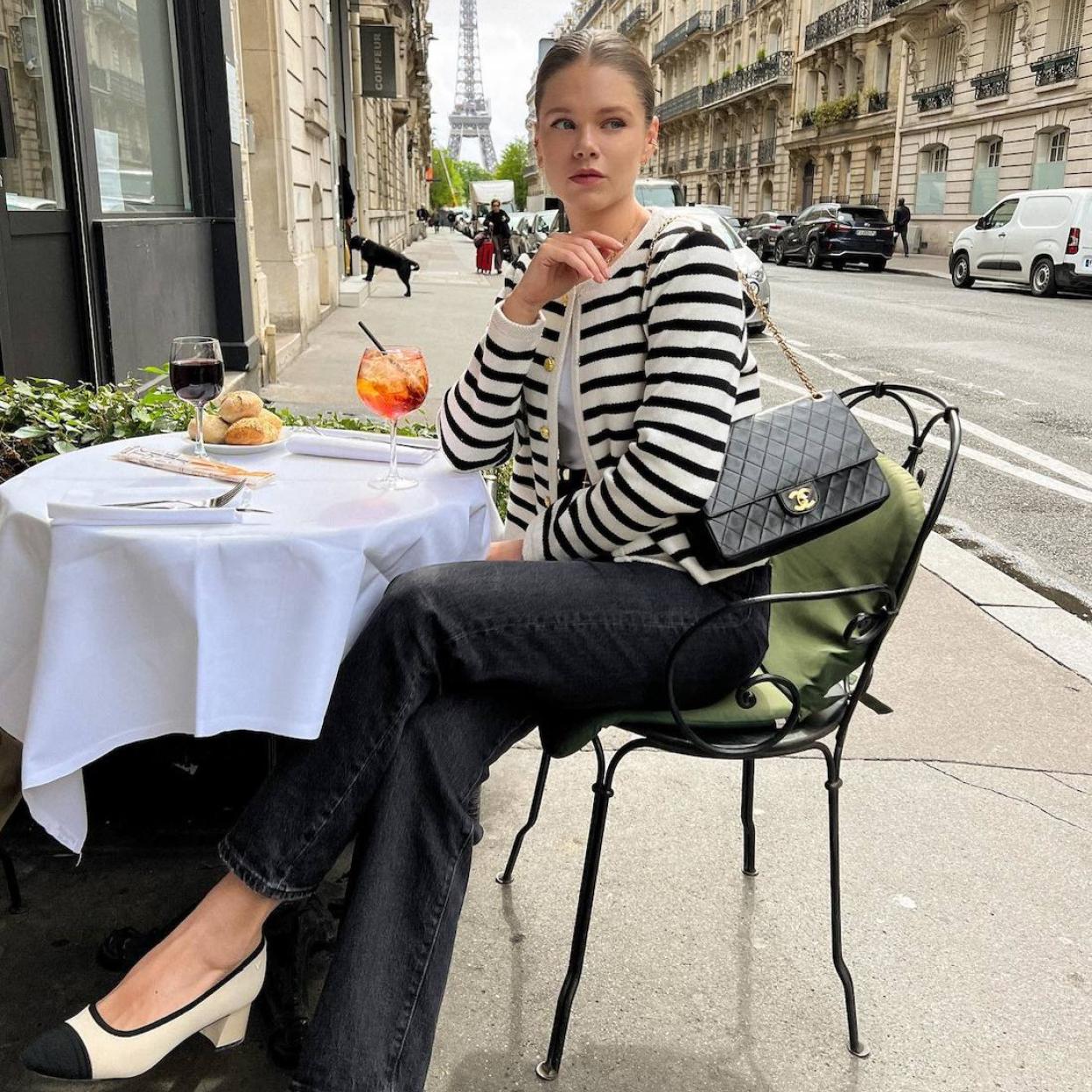 La influencer lleva un cárdigan de punto ideal para entretiempo