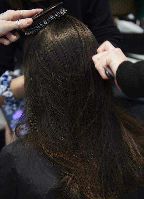 Imagen - Profesionales cepillando el cabello de una modelo. Foto: launchmetrics spotlight.