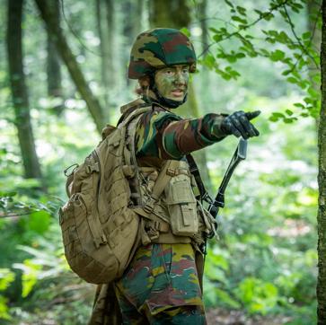 Imagen secundaria 1 - Elisabeth de Bélgica durante su formación militar.