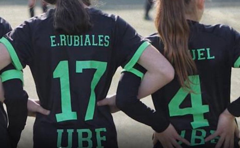 Luis Rubiales cedió al programa de Risto Mejide una foto de su hija pequeña con la camiseta que lleva para entrenar: con el número de su padre.