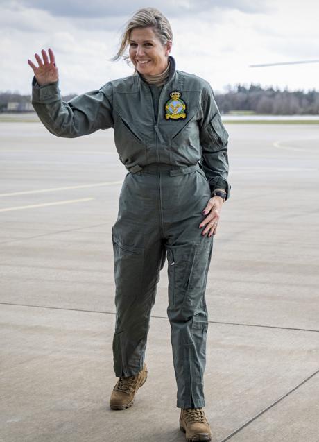 Imagen - Máxima de Holanda con un mono militar. / GTRES