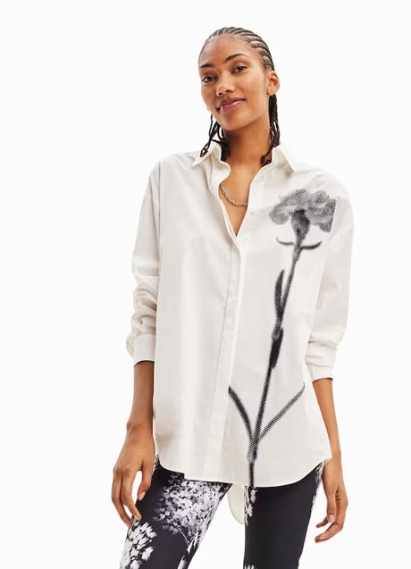 Imagen - Camisa blanca con flor estampada de Desigual, 79,95 euros.