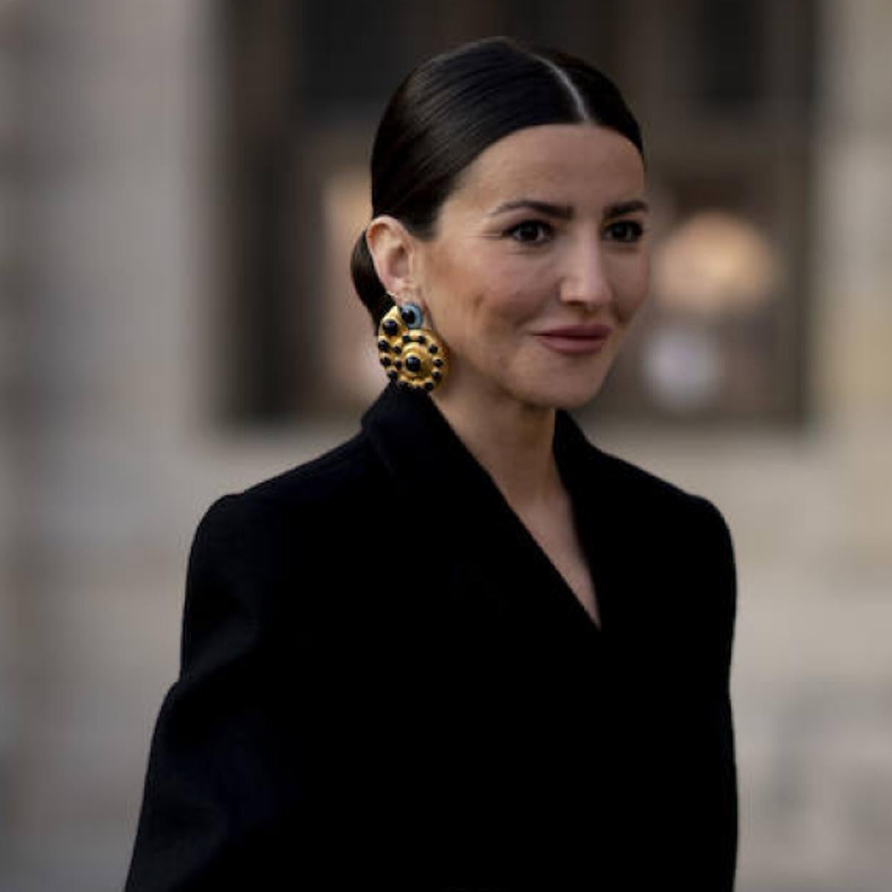 Influencer con recogido para bodas con pelo corto