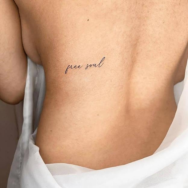 Mujer con tatuaje en la espalda