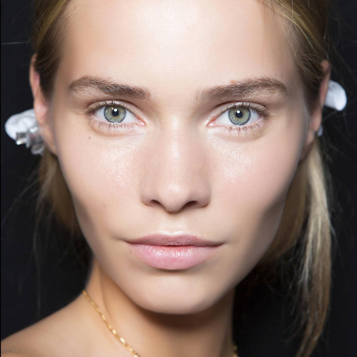 Modelo con piel limpia