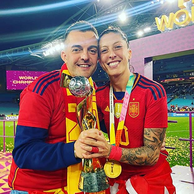Jennifer Hermoso junto a su hermano Rafa en el estadio de Sídney tras conseguir la copa del mundo. 