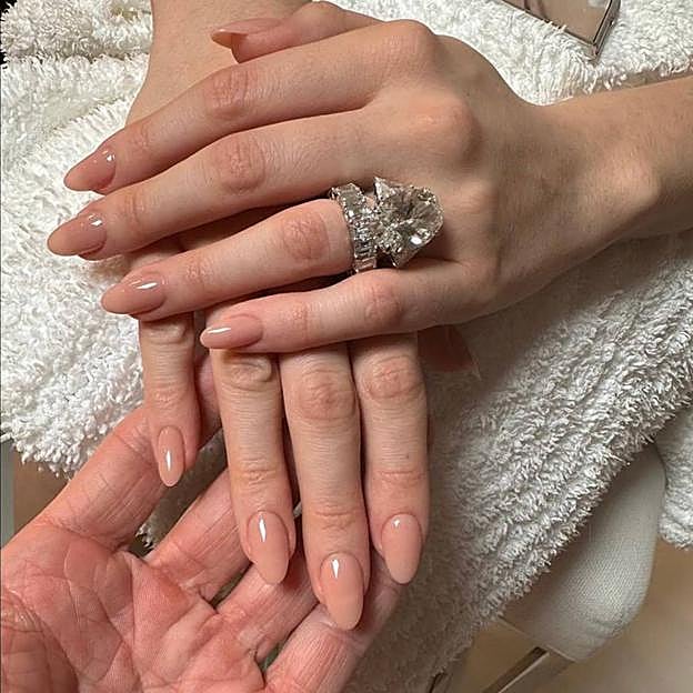 Manicura minimalista rich girl