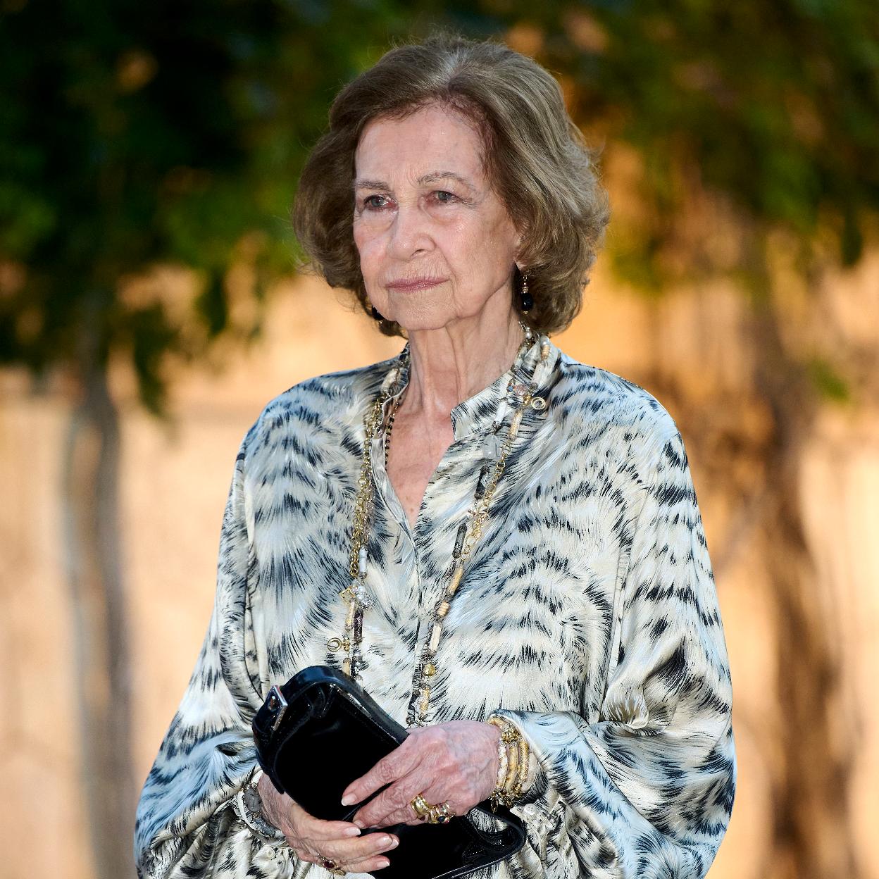 La reina Sofía disfruta de un mundo espiritual complejo, en el que entra la creencia en el destino, el espiritismo, el mundo paranormal, los ovnis o la transmigración de las almas. 