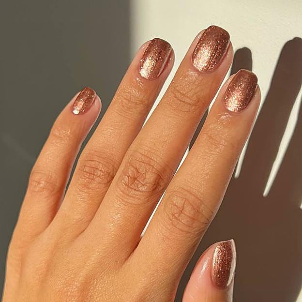 Uñas marrones con glitter