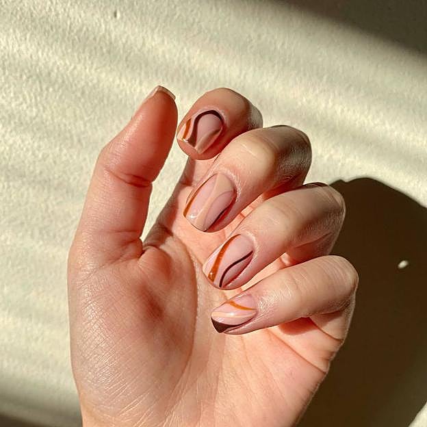 Uñas con ondas en tonos marrones