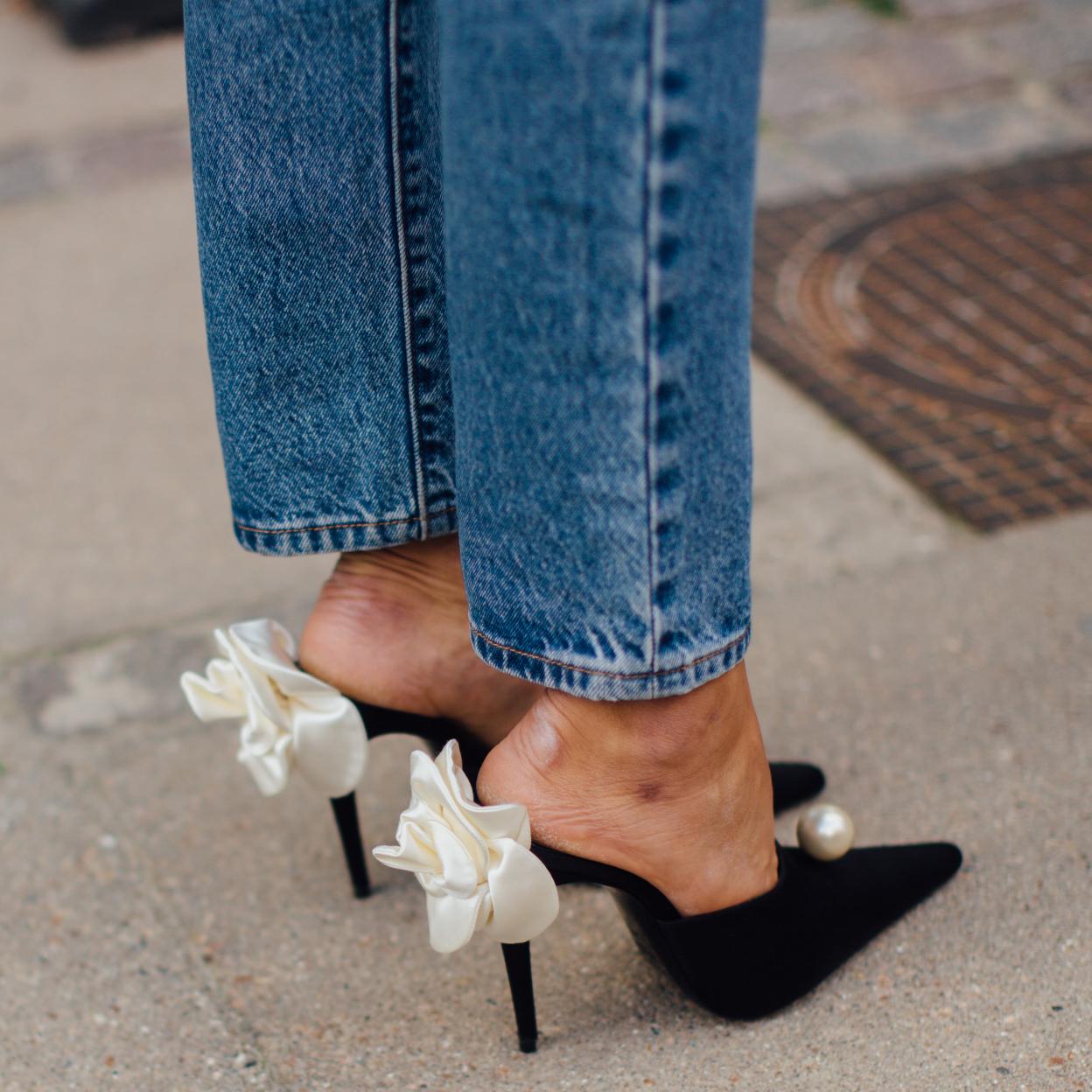 Una mujer con zapatos de tacón.