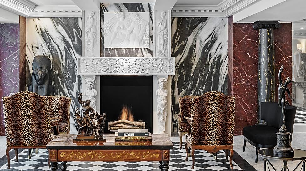 El Hotel de Berri rinde homenaje a su anterior dueña, Elsa Schiaparelli, en cada uno de sus extravagantes rincones.