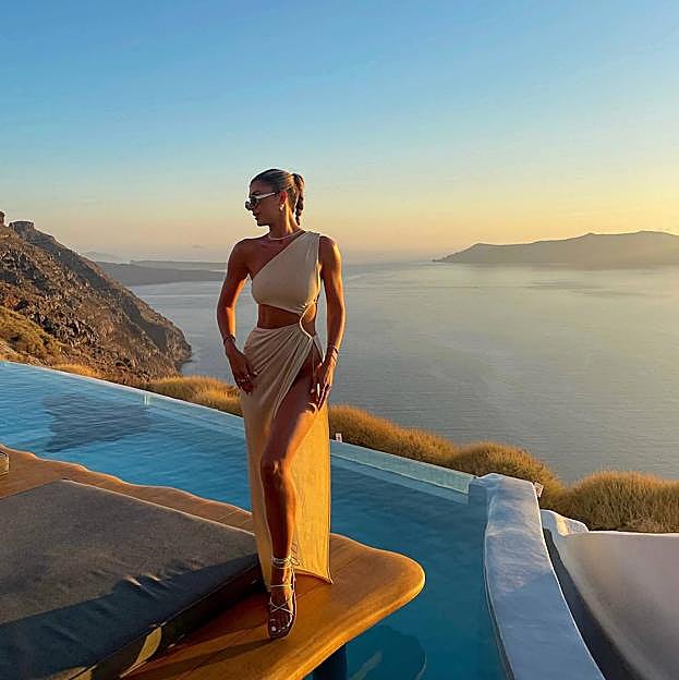 Influencer con el vestido viral cut-out