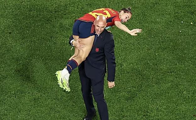 Otro momento criticado de Luis Rubiales sobre el cesped del Accord Stadium de Sídney, cargando a Aintana Bonmatí.