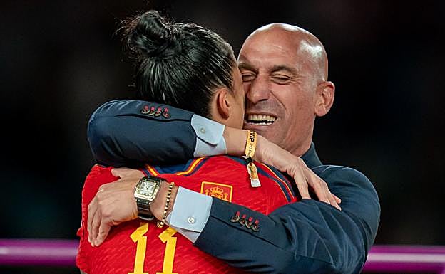 Luis Rubiales adujo en su discurso en la asamblea de la Real Federación Española de Fútbol que el beso a Jenni Hermoso fue consentido, «como el que le daría a una hija». 