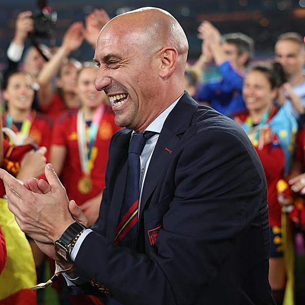 Luis Rubiales NO dimite: cronología del escándalo que empezó con un beso forzado en el Mundial y aumenta con un discurso incendiario: «Hay una cacería para asesinarme» 