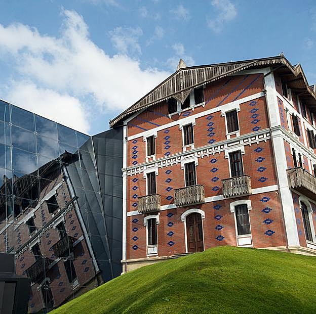 Imagen principal - Sobre estas líneas, el Museo Balenciaga, consagrado al hijo más ilustre de Guetaria. Debajo, una panorámica de Pasaia, lugar de nacimiento de Paco Rabanne