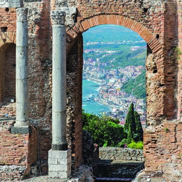 Imagen secundaria 1 - De la Roma de Valentino (arriba, la Plaza de España) a la Sicilia de Dolce&Gabbana (izq., Teatro de Taormina), recorrer Italia es ver su huella en la moda.