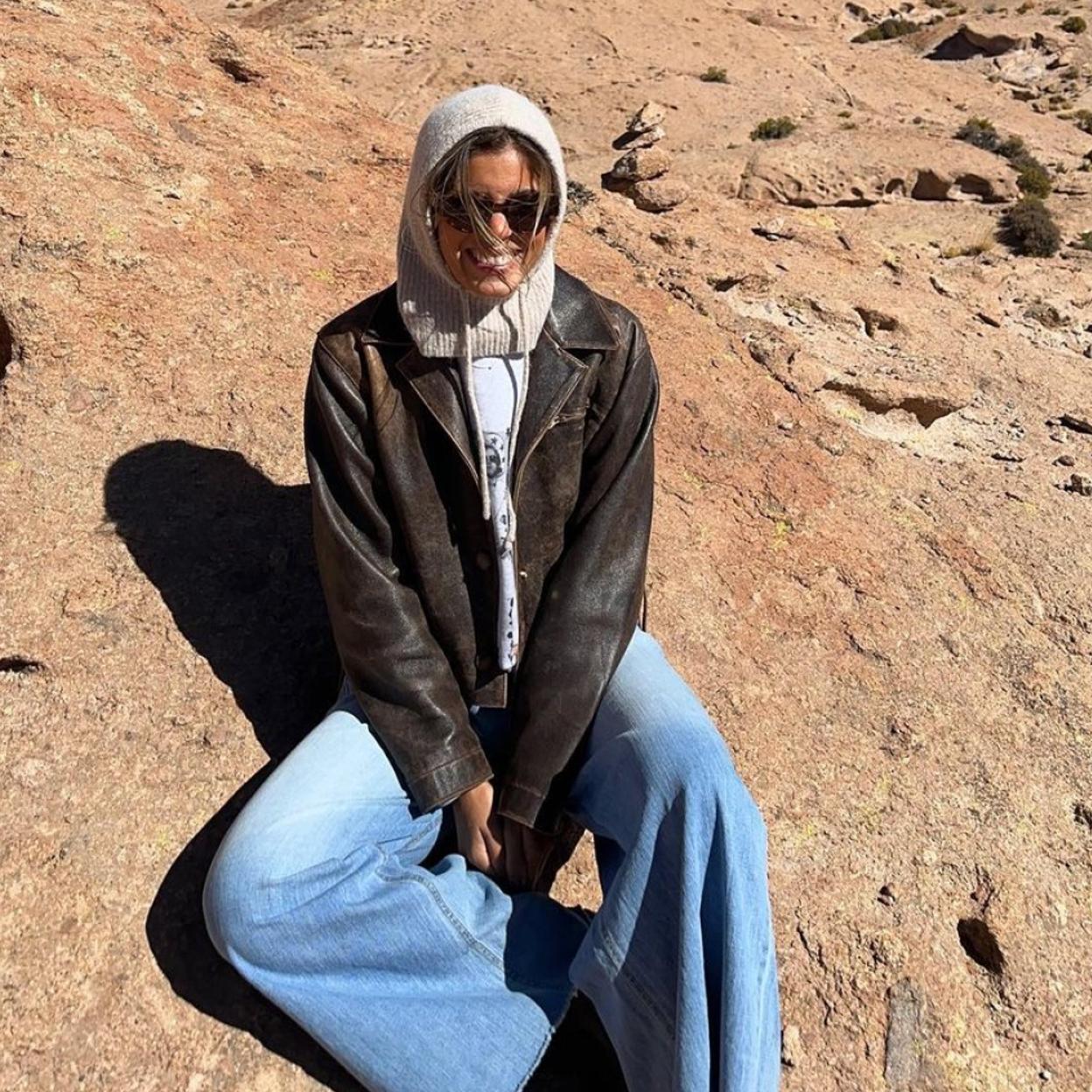 Influencer Sara Baceiredo con una cazadora de cuero.