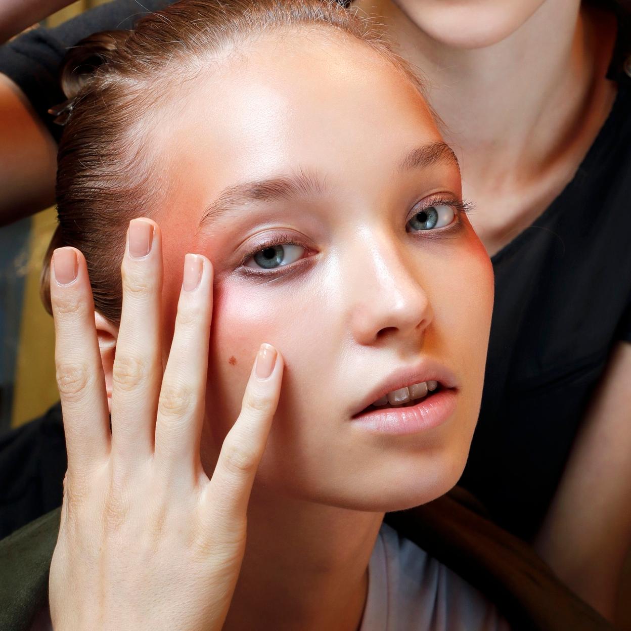 Modelo con color de uñas tendencia para otoño 2023