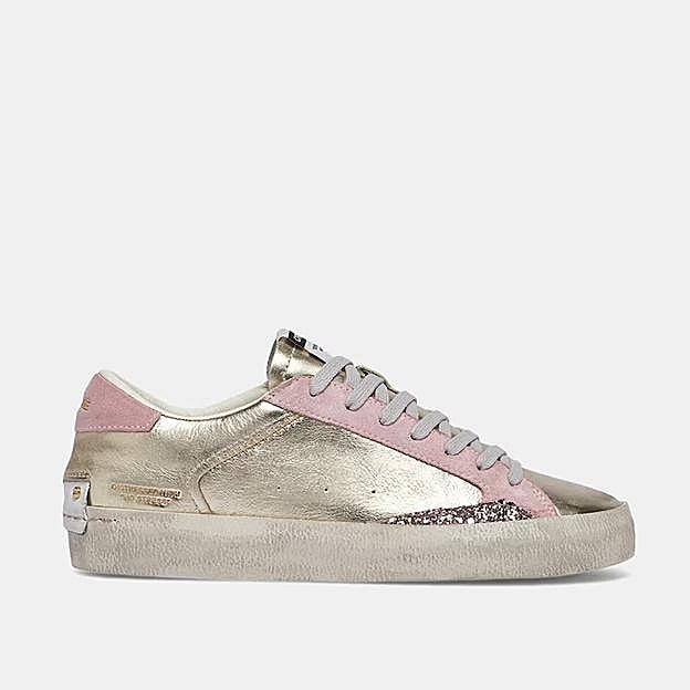 Zapatilla desgastada con purpurina de Crime London (175 euros).