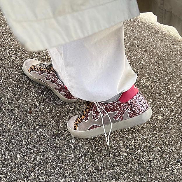Las mejores zapatillas con glitter para darle un toque estiloso a tus vaqueros en septiembre