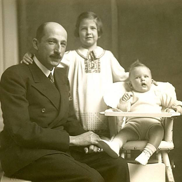 El rey Boris III con sus hijos la princesa María Luisa y el príncipe Simeón. 
