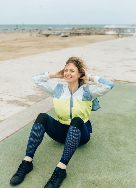 Imagen - Mujer haciendo abdominales/FITNESS