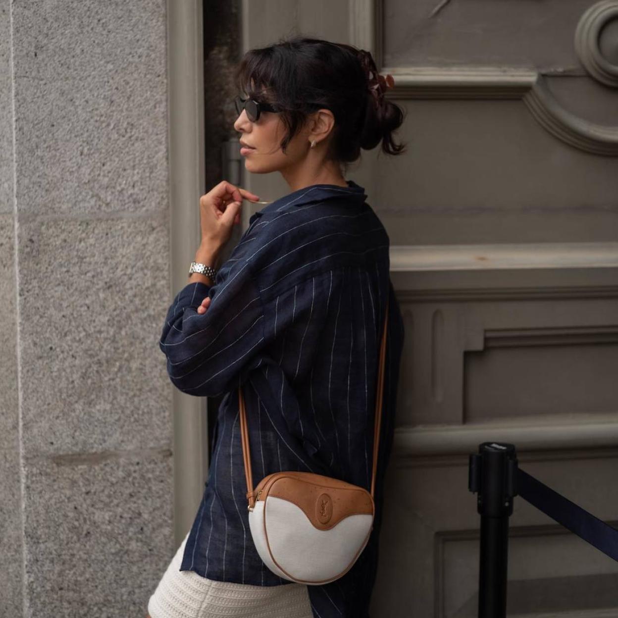 La influencer lleva una camisa con estampado de rayas